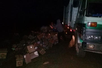 Uno de los delincuentes saca la mercadería de contrabando del camión incautado.