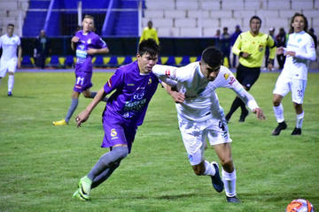 Carlos Mendoza trata de eludir la marca de Juan Orellana.