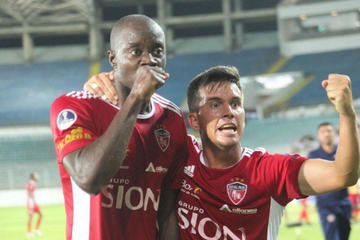 Mosquera (i), de Royal Pari, celebra su gol.