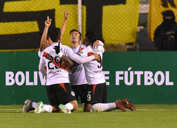 Los jugadores del equipo rojo y blanco celebran uno de los goles convertidos en La Paz.