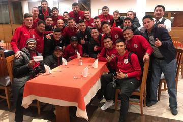 El primer plantel celebra en el hotel el resultado conseguido como visitante.