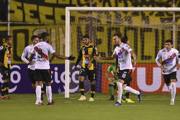 Jugadores del equipo de los altos de San Juan festejan el primer gol del cotejo.