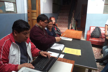 Las autoridades educativas revisaron los documentos.