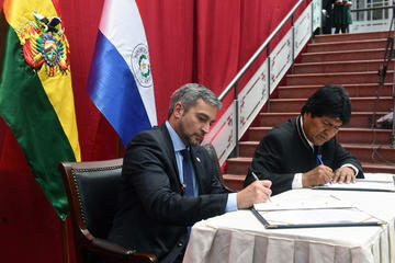 Los presidentes Mario Abdo Benítez y Evo Morales Ayma, en la Gobernación de Oruro.