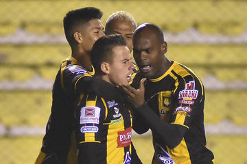 Los jugadores del equipo aurinegro festejan uno de los goles.
