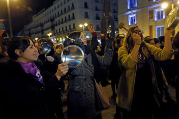 Cacerolada celebrada durante la noche de ayer en la Puerta del Sol, en Madrid.