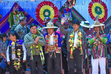 El palco oficial con el presidente Morales.