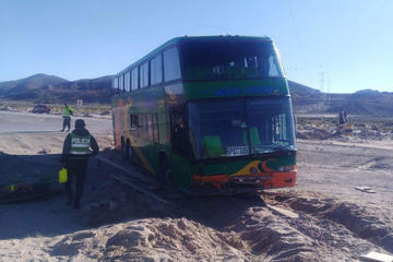 Pasajeros se llevaron el susto de sus vidas tras encunetarse un bus