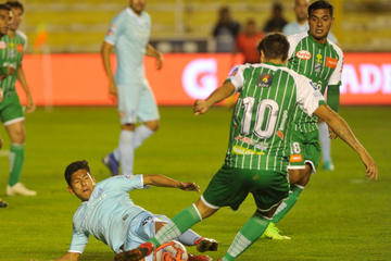Erwin Saavedra y Lucas Mugni pelean por el balón.