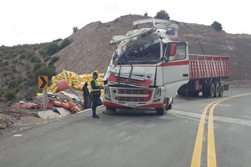 Reportan vuelco de camión con harina