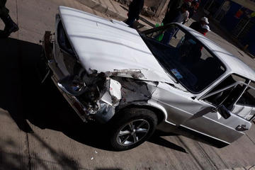 Reportan colisión de vehículos en la calle