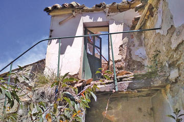 Se evidencia el nivel de deterioro de la casa.