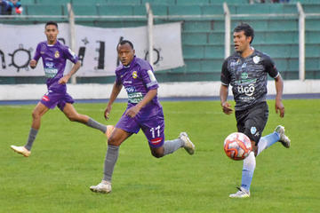De izq. a der. Ronaldo Monteiro, Gustavo Pinedo y José Reyes buscan el balón.