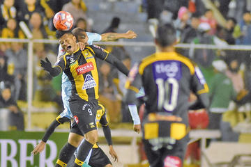 Los clásicos rivales pugnan por el esférico.