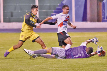 Miguel Padilla (c) elude la marca de sus rivales para igualar el marcador.