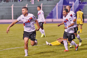 Vladimir Castellón festeja uno de sus goles.