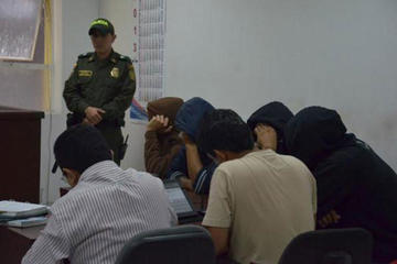 Envían a prisión a ocho policías por la violación a una reclusa 