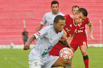 Jaime Arascaita, de Real, controla el balón.