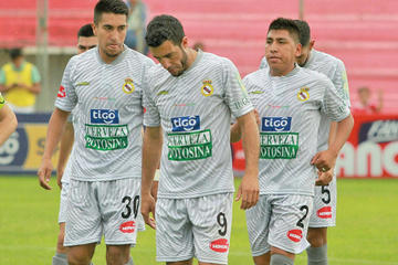 Los jugadores lilas lamentan la derrota.
