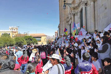 Cientos marchan en contra de la violencia