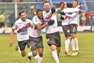 Los jugadores festejan su última victoria.