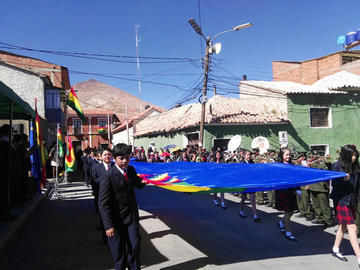 Estudiantes de la Unidad Educativa Tomás Frías portan una gran bandera de la reivindicación marítima.
