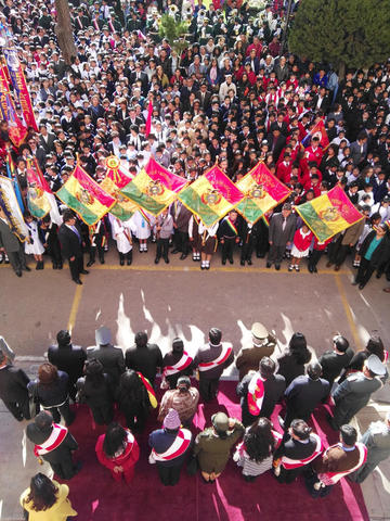 El acto central comenzó puntualmente en la Plaza 10 de Noviembre.
