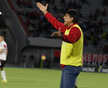 Alberto Illanes da instrucciones a sus dirigidos.