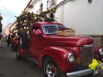 Automóvil antiguo que llevaba cargamento de fruta.