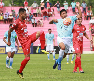 Dos rivales chocan por la posesión del balón.