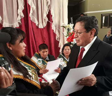 Luis Oporto, a quien se ve recibiendo una distinción en Llallagua, será incorporado a la SIHP.