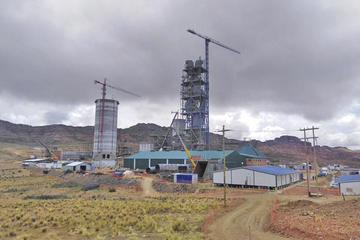 Vista general de la planta con el horno al fondo.
