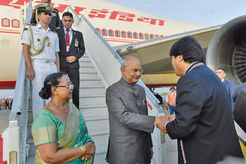 Kovind recibió la bienvenida del mandatario Evo Morales, el canciller Diego Pary y funcionarios de Santa Cruz.