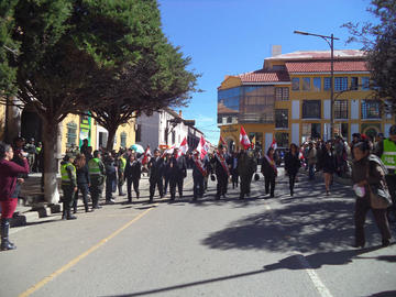 Los representantes institucionales encabezaron el desfile escolar de ayer.