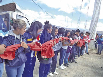 Muchos alumnos portaban la bandera rojo y blanco en su recorrido.