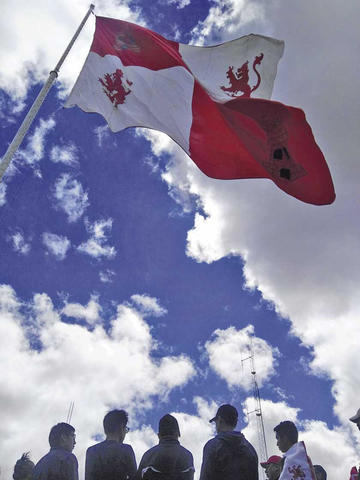 Izaron la bandera en los alto del Cerro Chico.