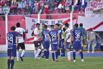 Jugadores de ambos elencos reclaman al árbitro.