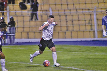 Vladimir Castellón festeja el único gol del partido.