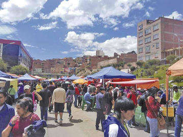 La población se dio cita a la feria de tradiciones.