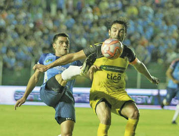 Dos rivales chocan por quedarse con el balón.