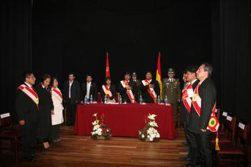 La sesión de honor desarrollada en el teatro Modesto Omiste.