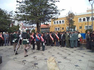 La presentación de ofrendas florales a los pies de la estatua de la libertad.