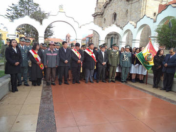 Las autoridades regionales y nacionales en la iza de la bandera potosina.