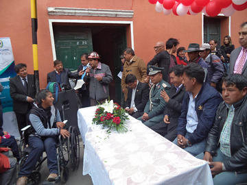 Entregan ayuda en sillas de ruedas, burritos, muletas y andadores