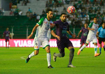 Ignacio García, de Real, protege el balón.