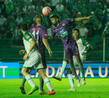 El defensor lila Carlos Tordoya cabecea la pelota.