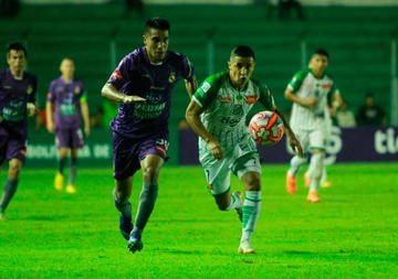 Edwin Rivera, de Real, y Cleider Alzate, de Oriente, disputan la pelota.