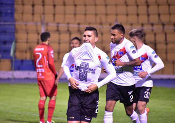 Vladimir Castellón festeja uno de sus goles.