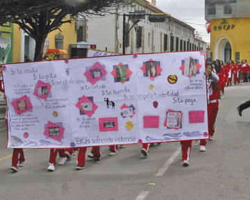 Estudiantes marchan contra la violencia