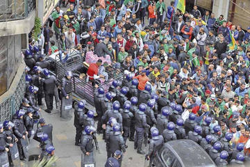 Movimiento mantiene presión pese a la renuncia de Buteflika